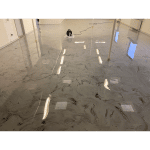 Gråt epoxy gulve inde i bygning